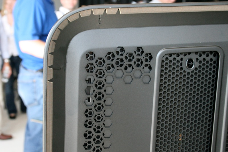 Illustration for article titled The Love Child of HP and Voodoo: Blackbird 002 Gaming PC Photos and Impressions